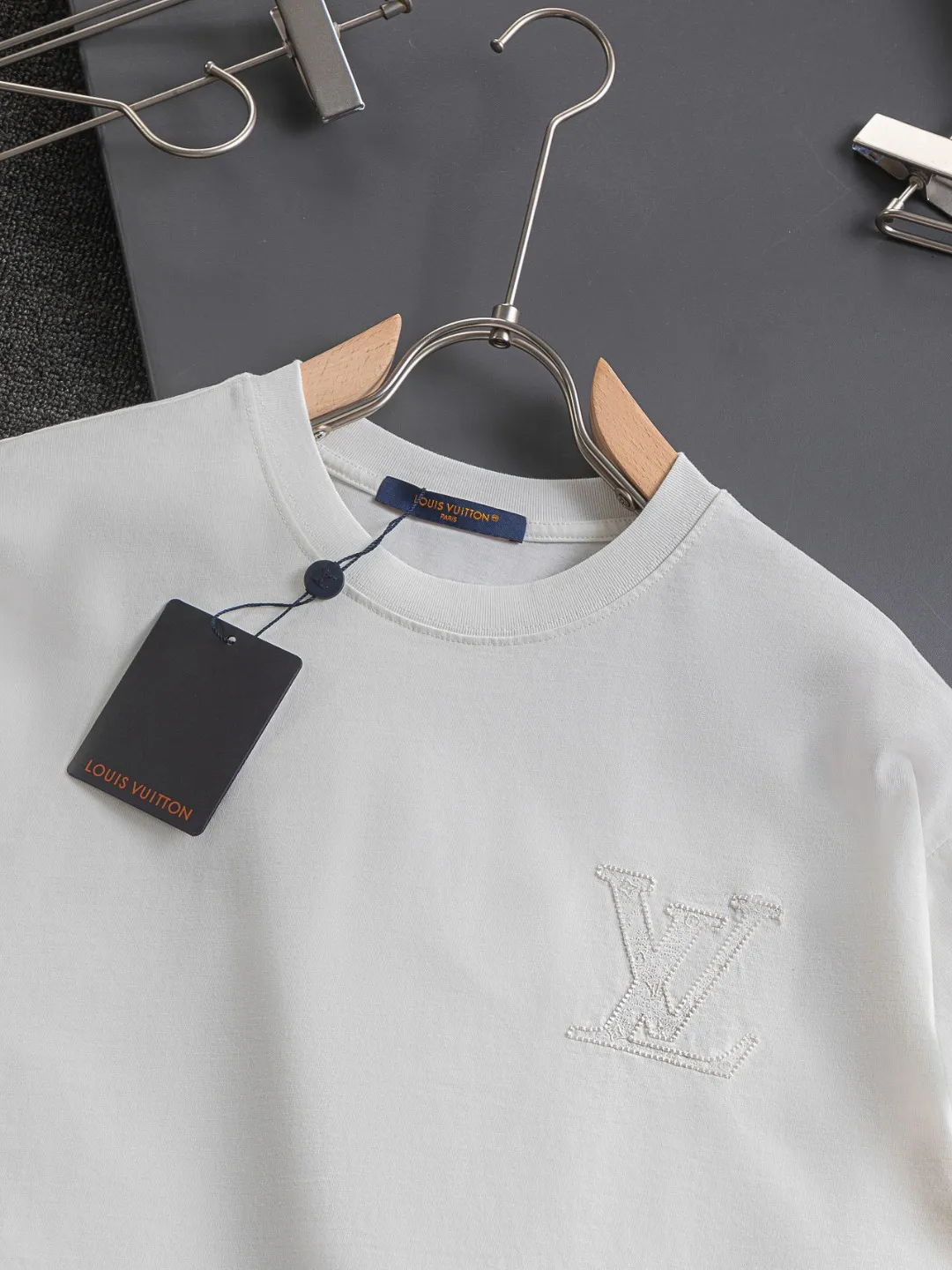 🅿️190 Louis Vuitton 1V LV slightly wide version S-XL 26SS LV new product counter catwalk style three-dimensional plain letter embroidery on the chest🪡logo large logo embroidery on the back🪡logo short-sleeved T-shirt, the same style for men and women! Short-sleeves are not the same as the general public, but must be unique and eye-catching. This LV short-sleeves is all about quality, comfort, consistent style, fashion, including fabrics and cutting techniques, all of which have been made with great effort! 320 grams of washed pure cotton fabric, pure cotton is breathable, very refreshing and comfortable for daily wear. The rib knitting on the neckline is smooth and tight, and the neckline will not be skewed if you toss it at will. The loose version, you will find that it looks really good on the upper body. The overall is minimalist and neat, super versatile for daily use! Pair it casually with a pair of pants for a youthful look. A T-shirt will make your outfit crazy. It is a fashionable item that can never go wrong! Color: Black White Rose Size: S-XL Size chart: S: Shoulder width 50-Bust 56-Length 70 M: Shoulder width 52-Bust 57-Length 72 L: Shoulder width 54-Bust 59-Length 74 XL: Shoulder width 56-Bust 62-Length 76